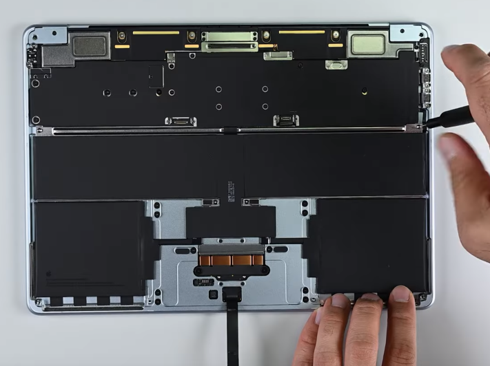 MacBook Air M4 kako odpreti